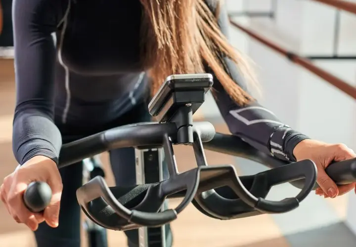 Rower stacjonarny: Jak ćwiczyć dla efektów i odchudzania?