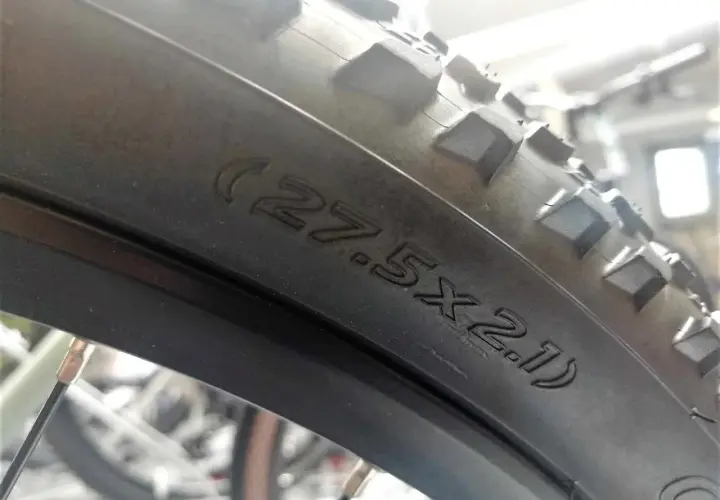 Opona rowerowa 27.5x2.1, gotowa na przygodę. W środku czeka dętka, by zapewnić płynną jazdę.