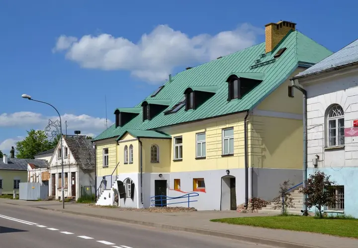 Kolorowe kamienice i zabytkowe budynki tworzą urokliwy krajobraz, który zachęca do odkrywania sejny atrakcje.