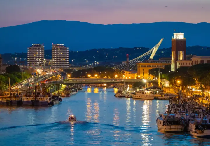 Wieczorem w Pescara: port z łodziami, nowoczesne budynki, most i wieża zegarowa. Warto zobaczyć!