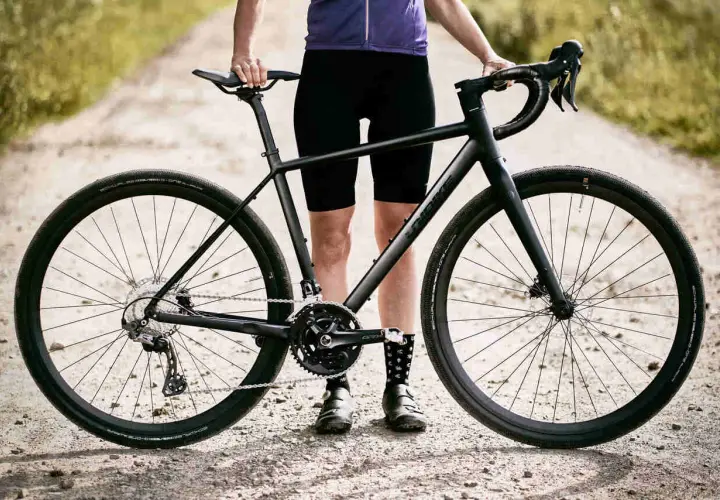 Czarny rower gravel czy cross na szutrowej drodze, gotowy na przygodę.