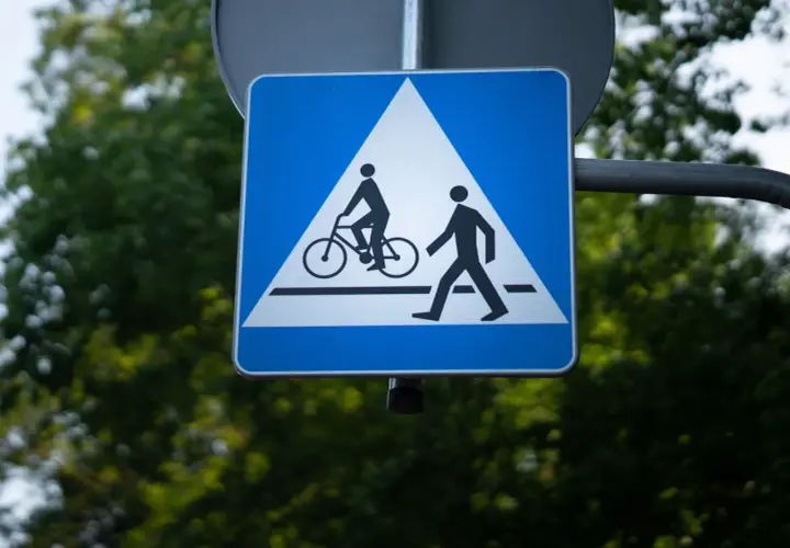 Znak drogowy informujący o przejeździe dla rowerów i pieszych.