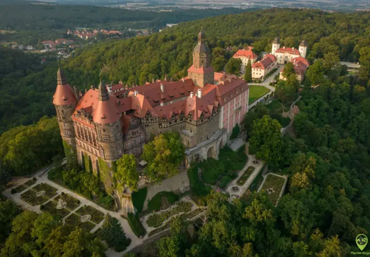 Zamek Książ z lotu ptaka, otoczony zielenią. Sprawdź zamek książ cennik i zaplanuj wizytę w tym bajkowym miejscu.