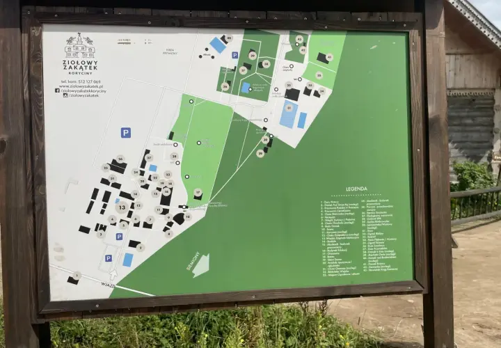 Mapa atrakcji Ziołowego Zakątka Koryciny. Znajdziesz tu m.in. chaty, ogrody, miejsca do wypoczynku i edukacji.