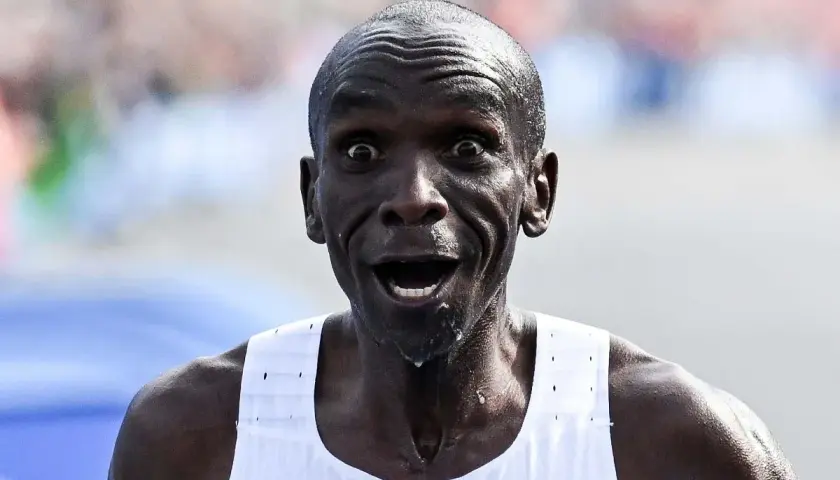 Eliud Kipchoge z wyrazem triumfu na twarzy po ustanowieniu **maraton rekord świata**.