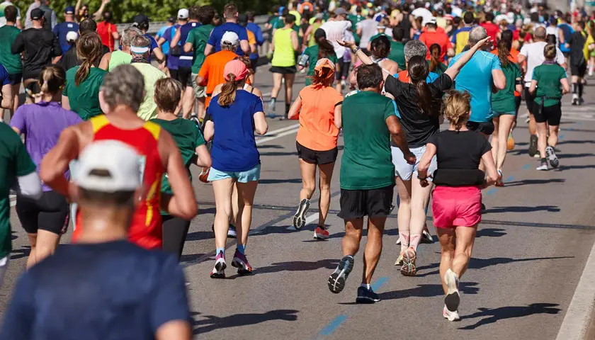 Tysiące biegaczy pokonuje trasę maratonu. Ile km jeszcze przed nimi?