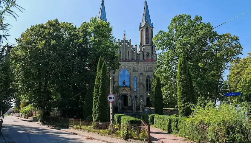 Neogotycki kościół w Krynkach, otoczony zielenią, to jedna z głównych atrakcji miasteczka.