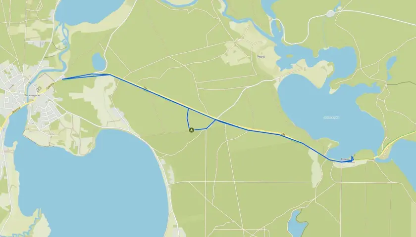 Mapa z zaznaczonymi trasami rowerowymi w Borach Tucholskich, prowadzącymi przez malownicze jeziora i lasy.