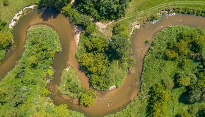 Malownicza rzeka meandruje wśród zieleni, oferując idealne miejsce na wypoczynek. To jedne z wielu atrakcji w promieniu 100 km od Radomia.