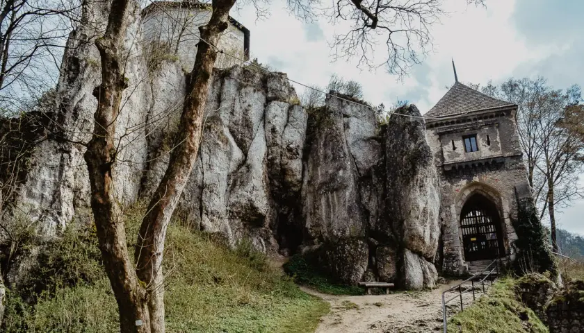Ojcowski Park Narodowy: gdzie zacząć? Kamienny zamek na skale, ścieżka i drzewa.