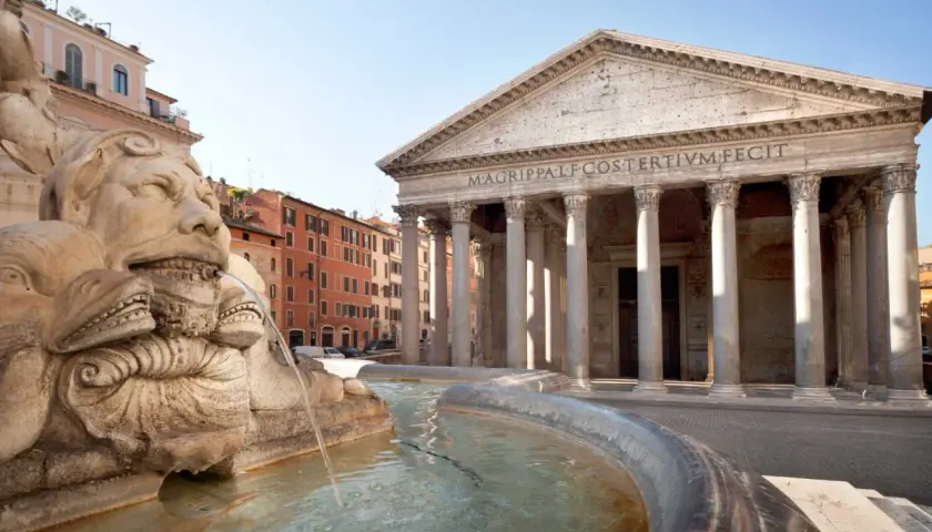 Fontanna di Piazza della Rotonda przed Panteonem. Warto kupić panteon bilety, by zobaczyć to cudo.