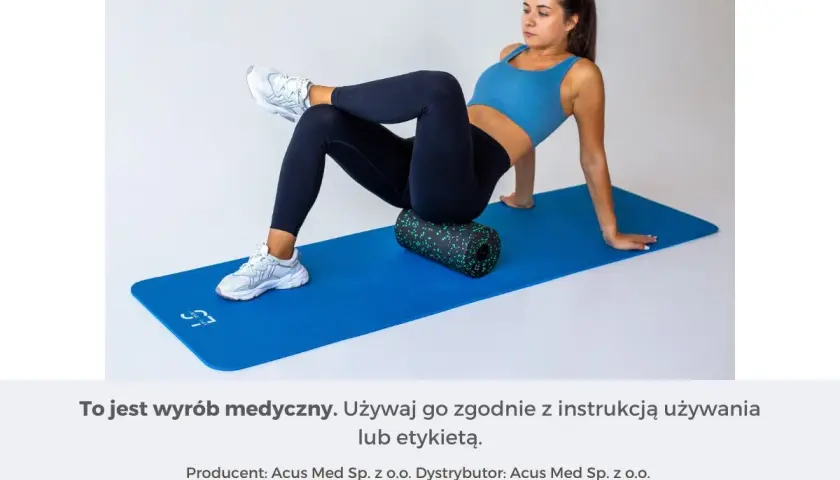 Kobieta wykonuje ćwiczenia na mięsień gruszkowaty, używając rollera na macie.