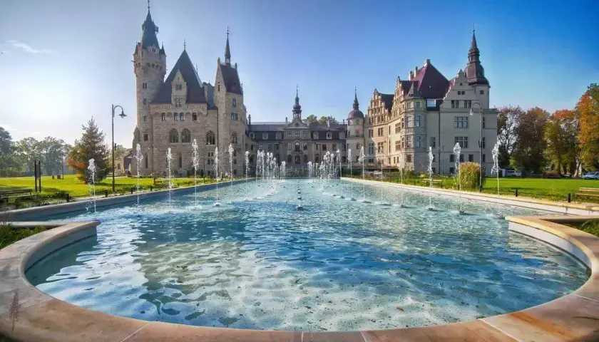 Zamek Książ z fontannami, jedna z największych atrakcji Dolnego Śląska.