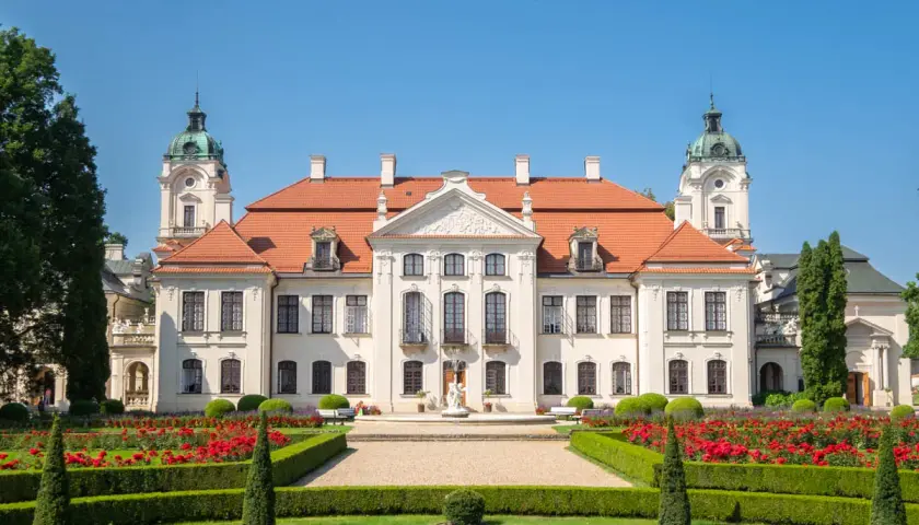 Pałac w Kozłówce z kwitnącym ogrodem. Wspaniałe kozłówka atrakcje zachwycają o każdej porze roku.