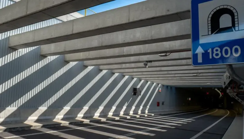 Znak informuje o wjeździe do tunelu w Świnoujściu. Betonowe belki i ściany tworzą ciekawe cienie.