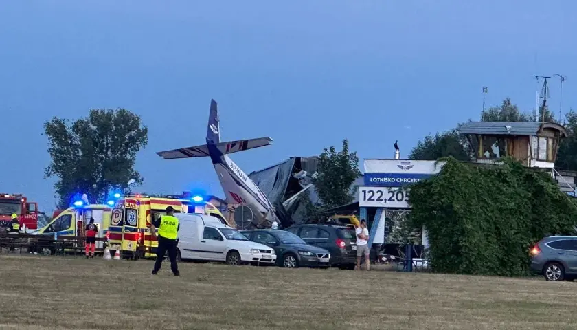 Wypadek na lotnisku Chrcynno. Rozbity samolot, wozy strażackie, karetki i policja na miejscu zdarzenia.