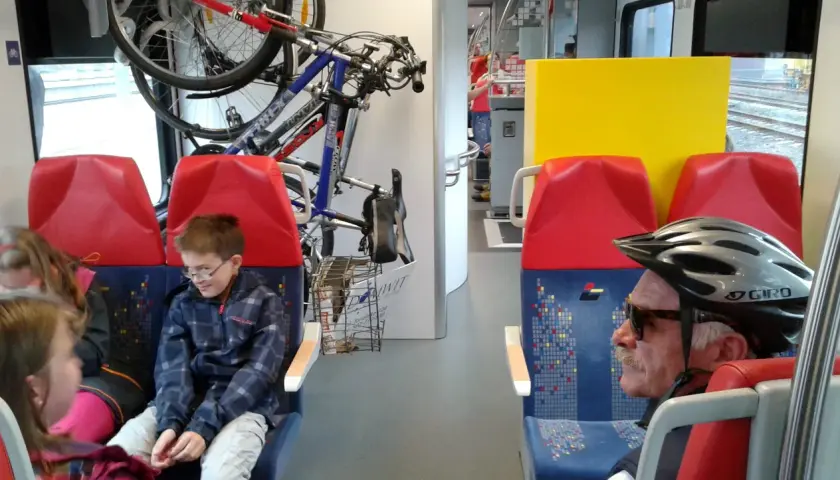 Jak powiesić rower w pociągu? Poradnik PKP Intercity i POLREGIO