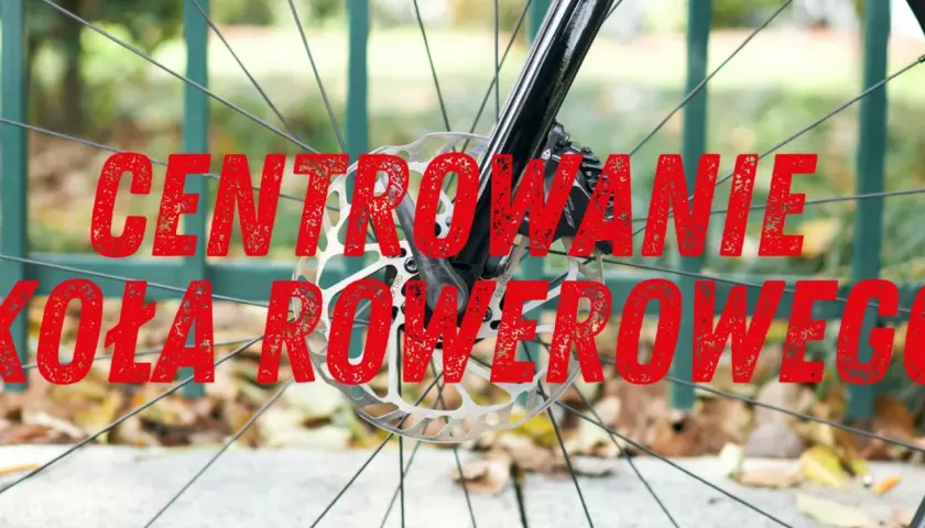 Centrowanie koła rowerowego – widok na tarczę hamulcową i szprychy.