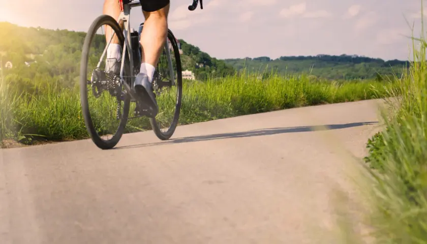 Intensywna jazda na rowerze to świetny trening. Pracują mięśnie nóg, pośladków i brzucha.