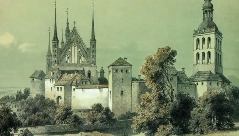 Majestatyczny Frombork zamek z wieżami i katedrą, otoczony zielenią.