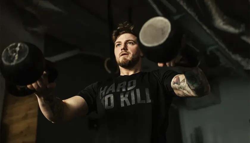 CrossFit z siłownią: Jak połączyć treningi dla siły i sprawności?