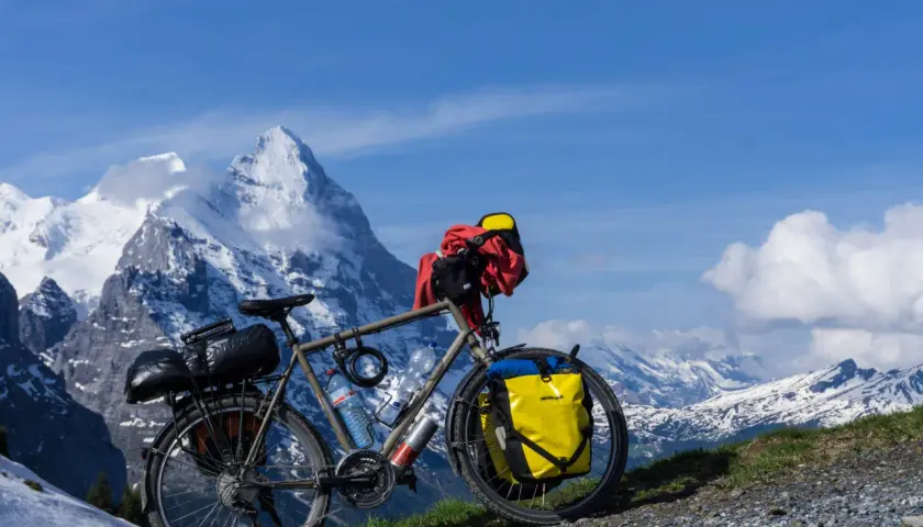 Rower trekkingowy z sakwami, gotowy na górską wyprawę. Idealny, by zobaczyć, jaki rower wybrać na przygodę.
