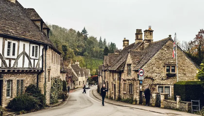 Kamienna zabudowa i brukowana droga w malowniczej wiosce Cotswolds.