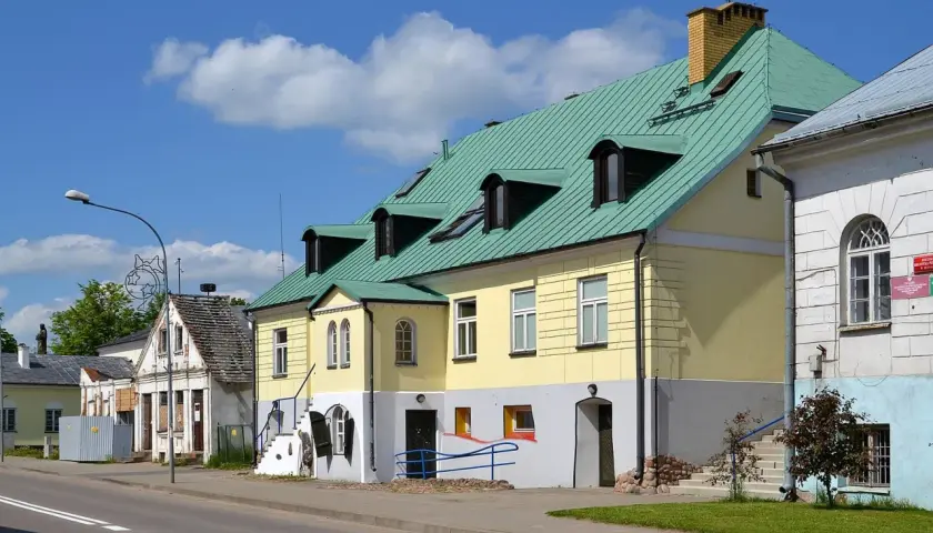 Kolorowe kamienice i zabytkowe budynki tworzą urokliwy krajobraz, który zachęca do odkrywania sejny atrakcje.