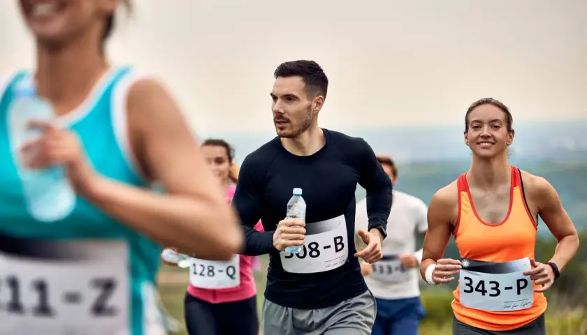 Uczestnicy biegną w półmaratonie, każdy pokonuje swoje kilometry.