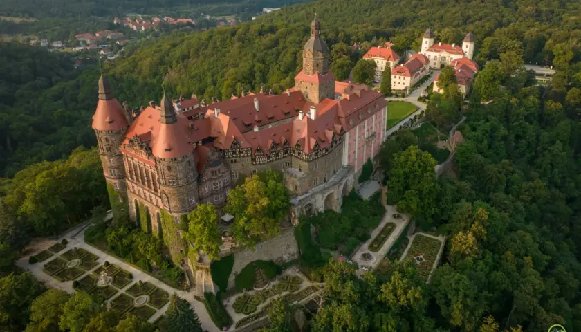 Zamek Książ z lotu ptaka, otoczony zielenią. Sprawdź zamek książ cennik i zaplanuj wizytę w tym bajkowym miejscu.