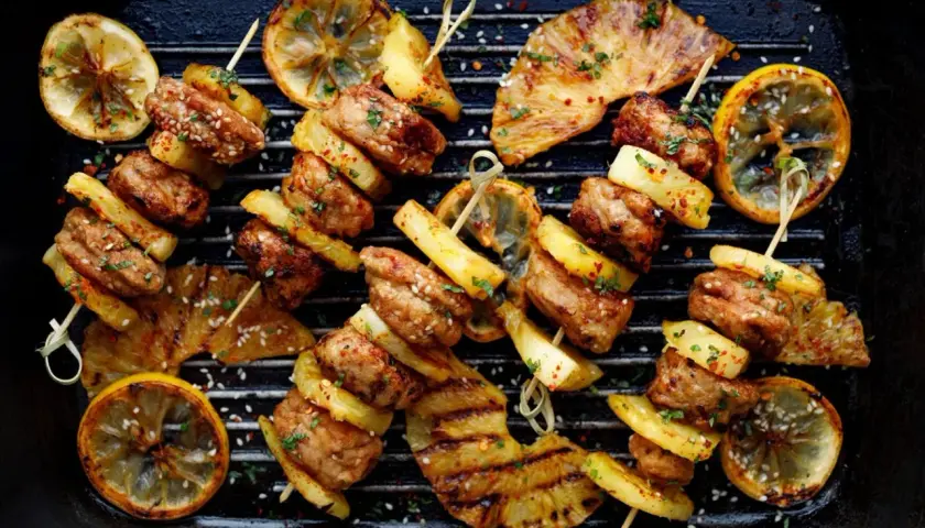 Szukasz pomysłu, co na grilla dla dzieci? Te apetyczne szaszłyki z kurczaka i ananasa z grillowaną cytryną to strzał w dziesiątkę!