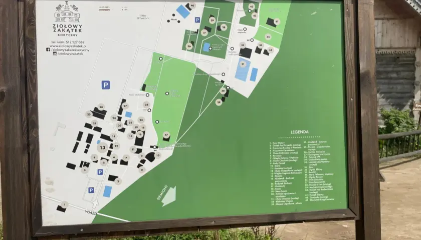 Mapa atrakcji Ziołowego Zakątka Koryciny. Znajdziesz tu m.in. chaty, ogrody, miejsca do wypoczynku i edukacji.