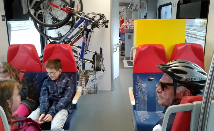 Jak powiesić rower w pociągu? Poradnik PKP Intercity i POLREGIO