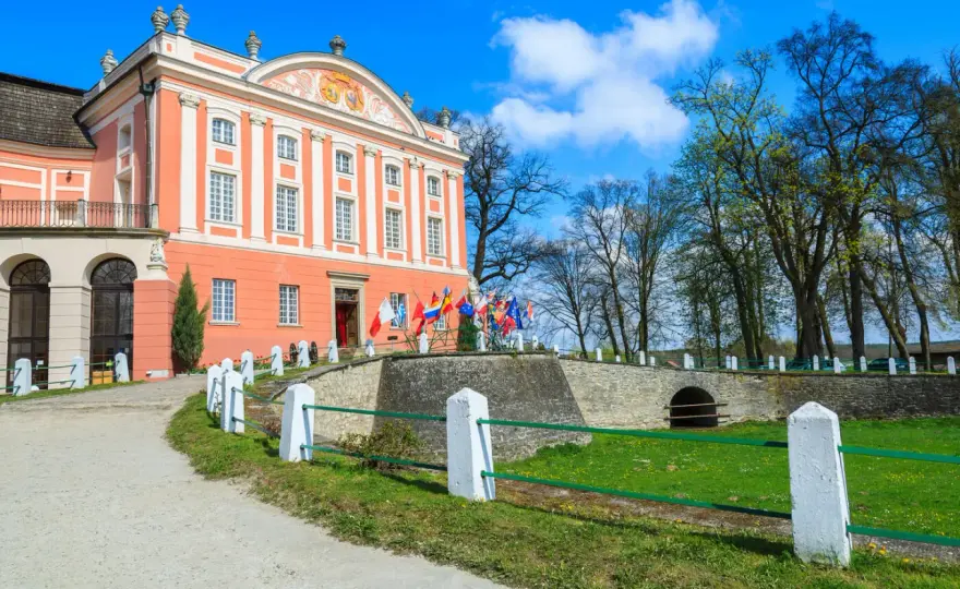 Kurozwęki - pałac, bizony, labirynty. Jak zaplanować wizytę?