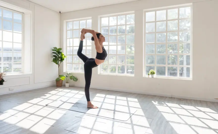 Vinyasa joga - na czym polega i jak zacząć płynną praktykę?