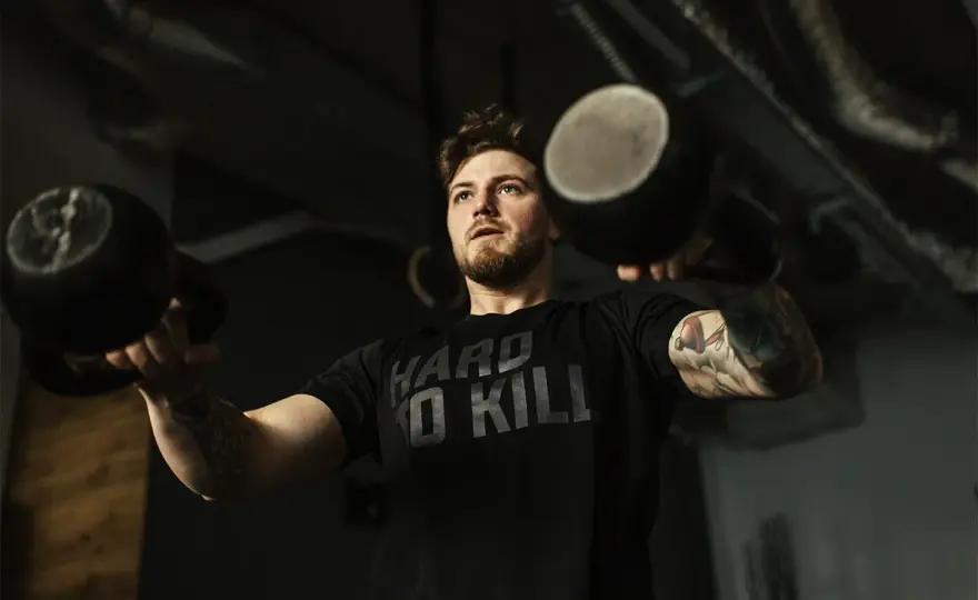 CrossFit z siłownią: Jak połączyć treningi dla siły i sprawności?