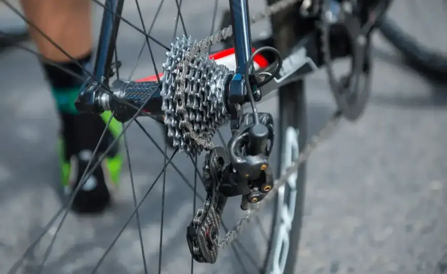 Jak naciągnąć łańcuch w przerzutkach Shimano - To nie tylko śruba