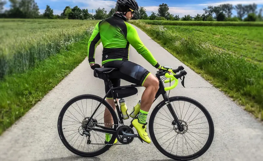 Gravel co to za rower - Czym różni się od szosy i jak go wybrać?