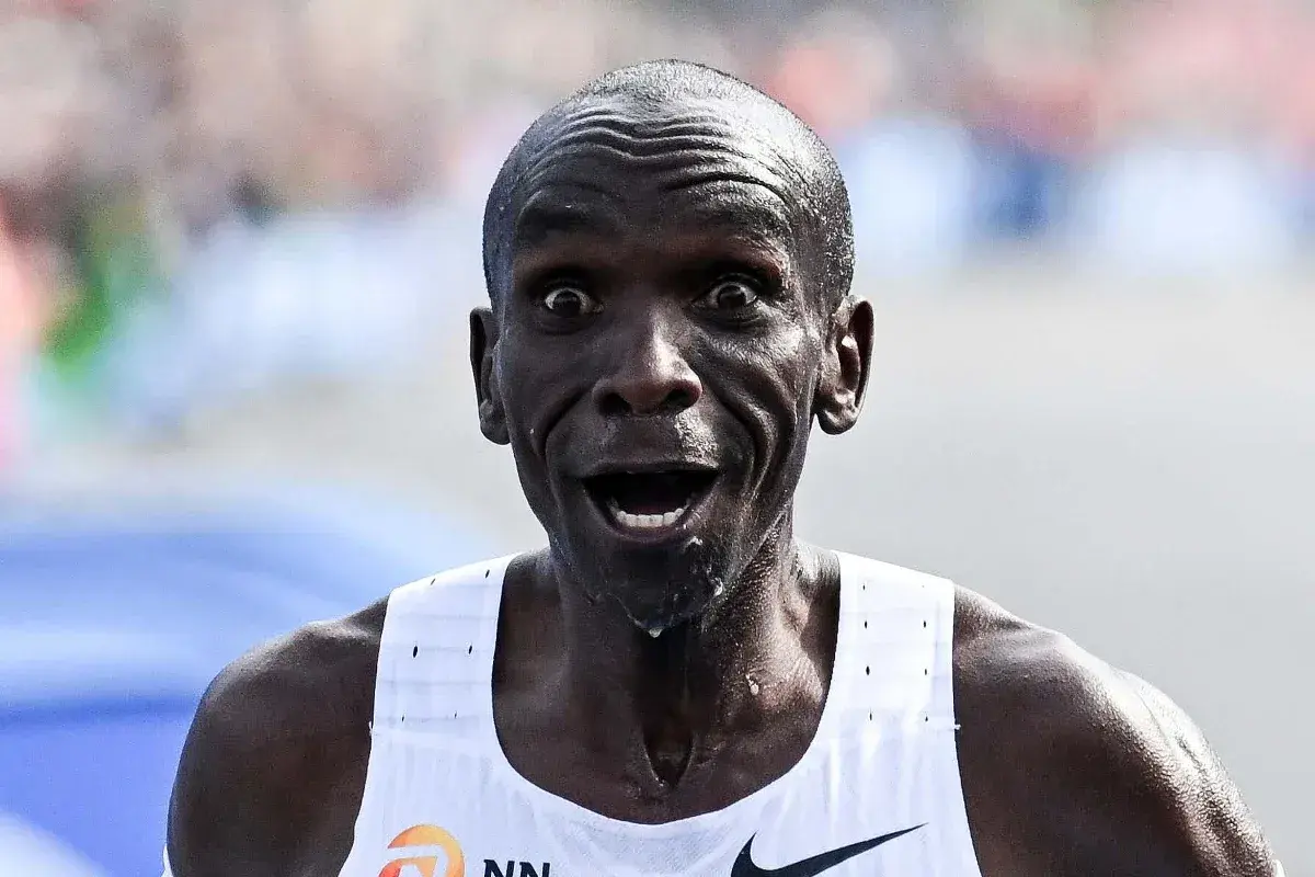 Eliud Kipchoge z wyrazem triumfu na twarzy po ustanowieniu **maraton rekord świata**.