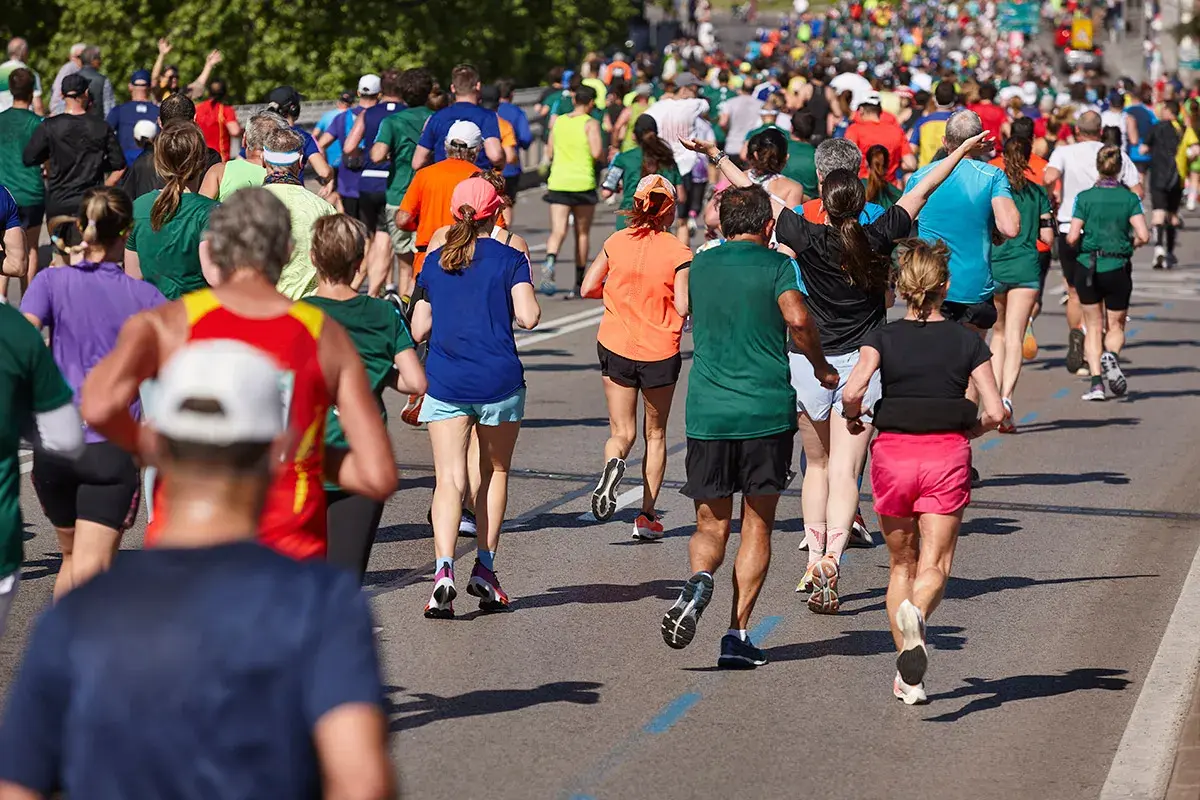 Tysiące biegaczy pokonuje trasę maratonu. Ile km jeszcze przed nimi?