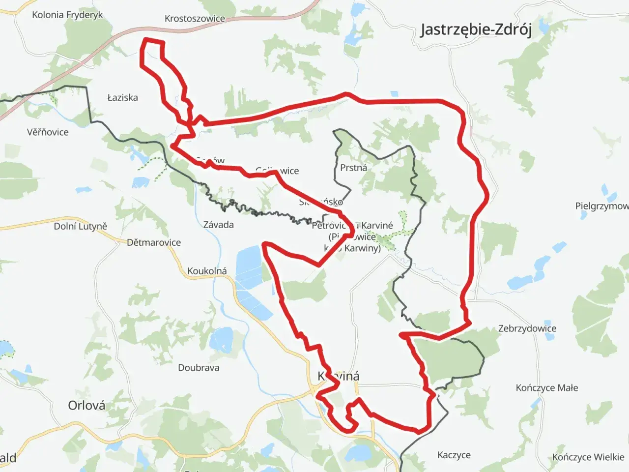 Mapa z zaznaczonym czerwonym szlakiem rowerowym, który biegnie przez tereny z nazwami miejscowości jak Łaziska, Karviná, Jastrzębie-Zdrój.