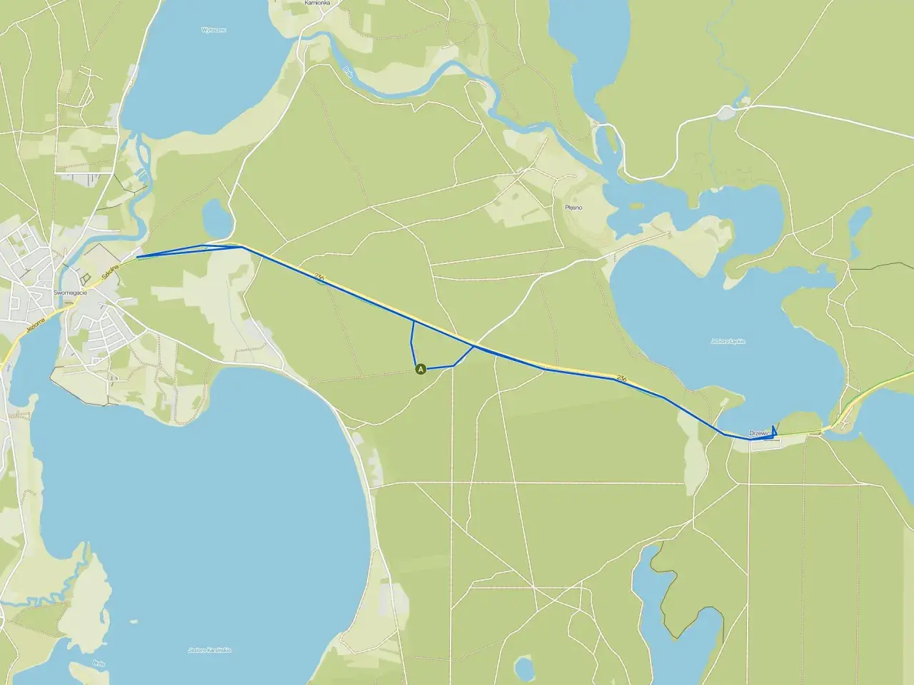 Mapa z zaznaczonymi trasami rowerowymi w Borach Tucholskich, prowadzącymi przez malownicze jeziora i lasy.