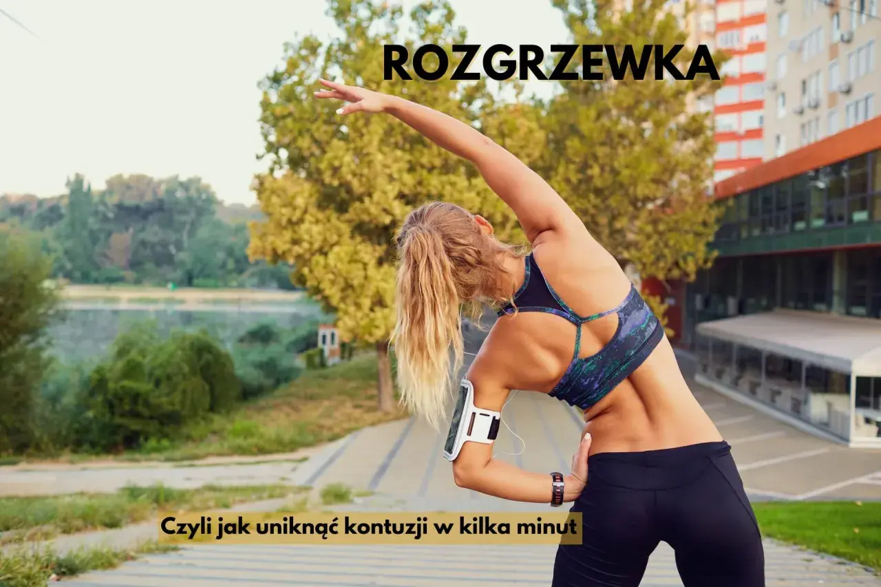 Kobieta w sportowym stroju wykonuje ćwiczenie rozciągające tułów na zewnątrz.
