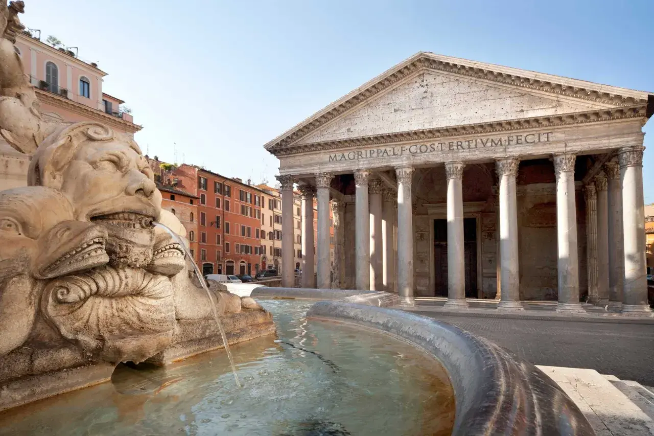 Fontanna di Piazza della Rotonda przed Panteonem. Warto kupić panteon bilety, by zobaczyć to cudo.