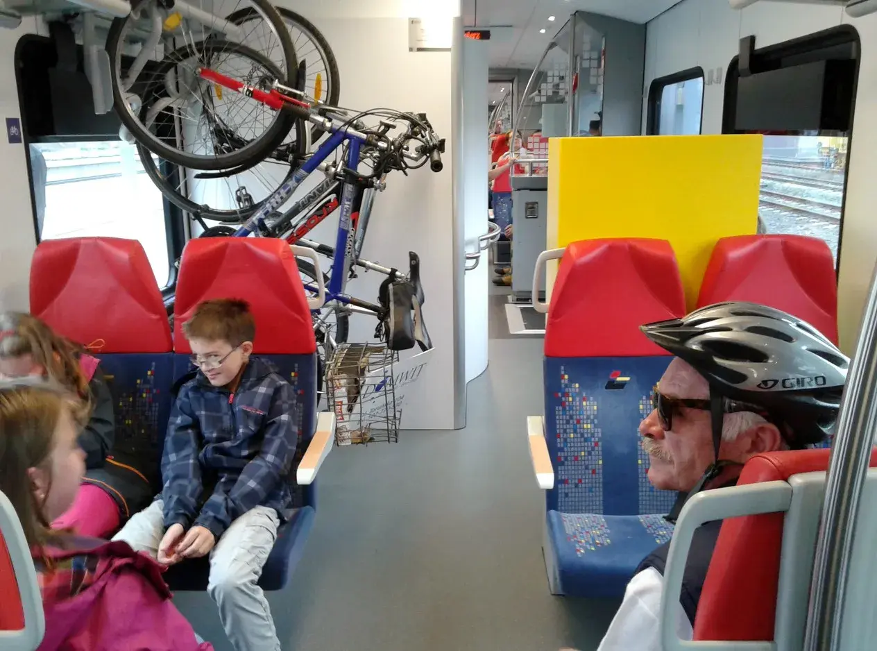 Jak powiesić rower w pociągu? Poradnik PKP Intercity i POLREGIO