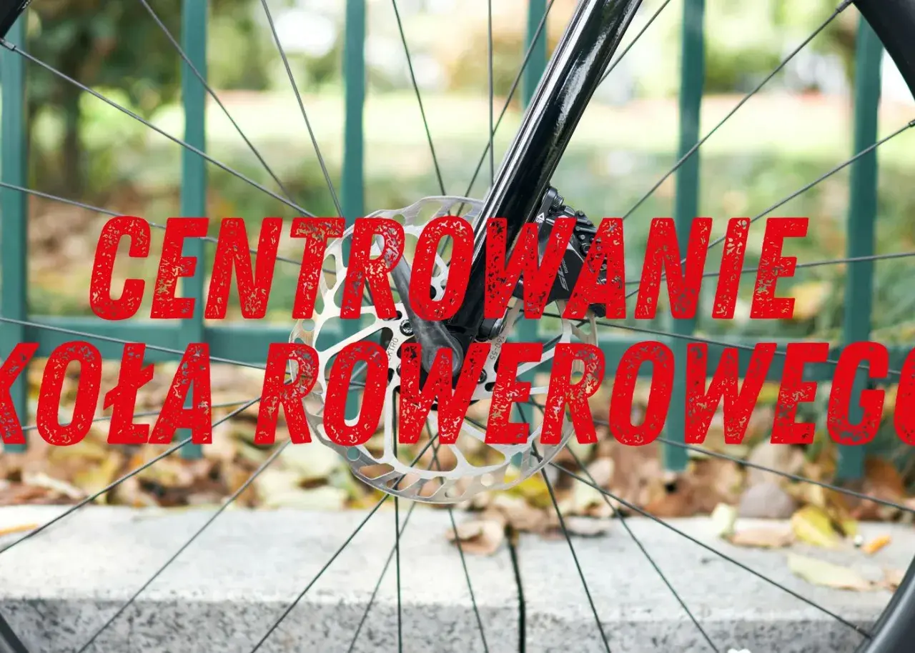 Centrowanie koła rowerowego – widok na tarczę hamulcową i szprychy.
