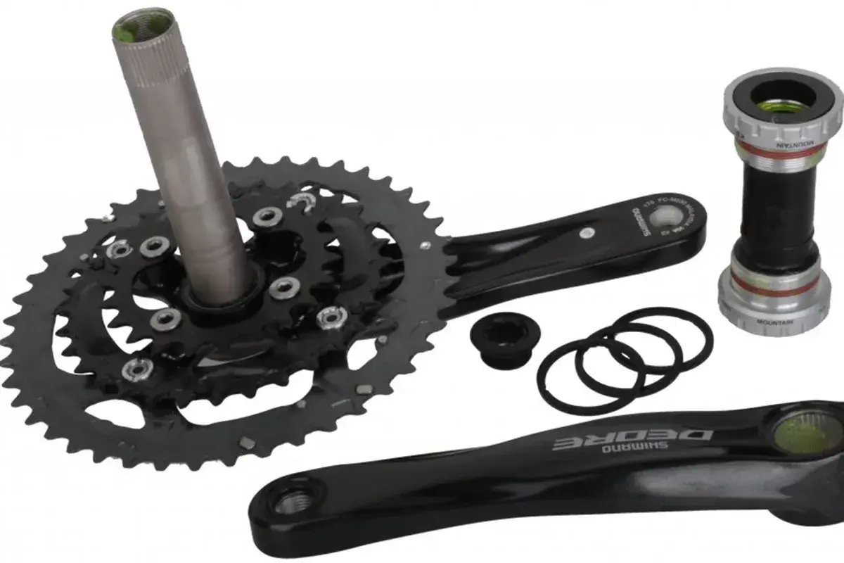 Zestaw rowerowy: korba Shimano Deore, suport i akcesoria.