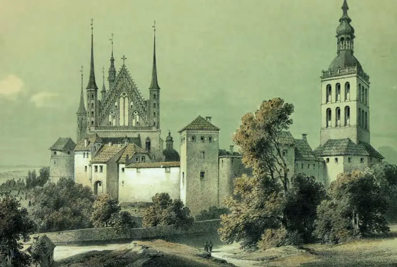 Majestatyczny Frombork zamek z wieżami i katedrą, otoczony zielenią.