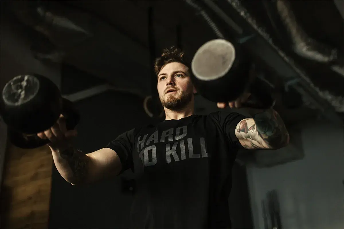 CrossFit z siłownią: Jak połączyć treningi dla siły i sprawności?