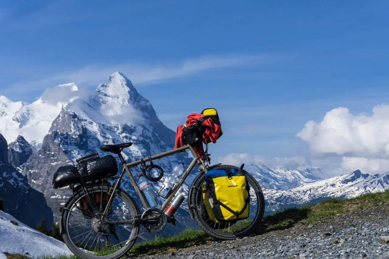 Rower trekkingowy z sakwami, gotowy na górską wyprawę. Idealny, by zobaczyć, jaki rower wybrać na przygodę.